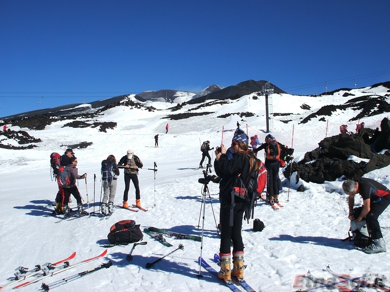 DSCF3857 [800x600].JPG - Gruppo di scialpinisti si preparano all'ascesa del vulcano per arrivare a Punta Lucia